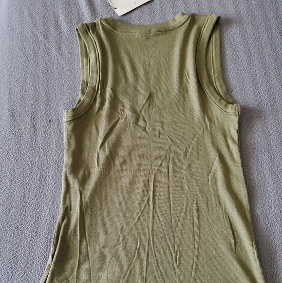 V tank top Small - Picture 2 of 2